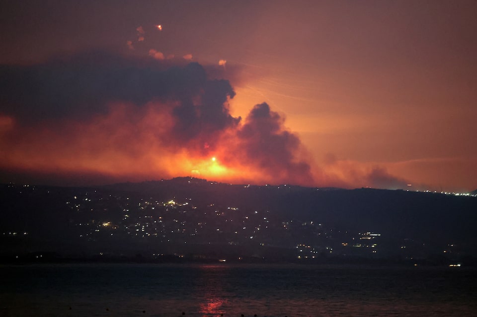 Thiếu khí đốt nấu ăn khiến các gia đình ở Gaza phải đốt rác để lấy nhiên liệu 